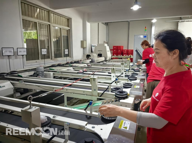 ▲四川盤信農(nóng)業(yè)有限責任公司水蜜桃智能分選中心.龍泉驛融媒體中心供圖6月3日下午，走進柏合街道長松村的四川盤信農(nóng)業(yè)有限責任公司水蜜桃智能分選中心，濃濃的科技氣息撲面而來。進入分選中心，右側的自動化分選線是最大的亮點。10余米長的分選線主要分為傳送帶和分裝帶兩部分。啟動按鈕，分選線就開始工作了。工人們從筐子里